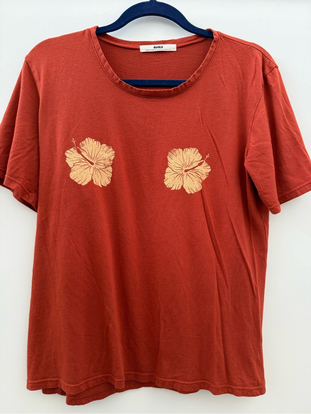 Dolkii Women’s Rust Red Graphic Tee with Gold Floral Hibiscus Print